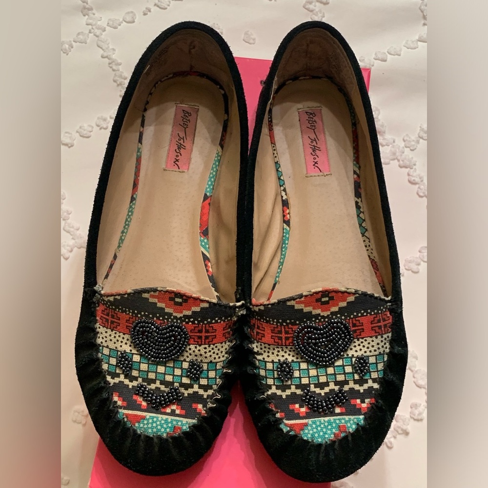Betsy Johnson black sued flats